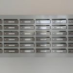 Otthonosabb társasház: fekvő postaláda alkalmazásával! társasháza auláját fekvő postaláda