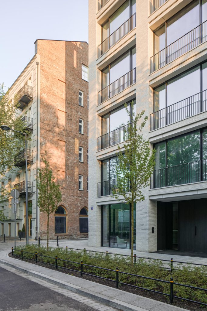 Szara 8, Varsó, Lengyelország. Alkalmazott rendszerek: MB-86SI, MB-SKYLINE, MB-SR50N EFFEKT