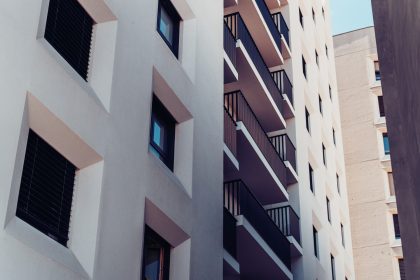 Megfordult a kelet–nyugat rangsor: egy év alatt 30 százalékkal drágult a panel Nyugat-Magyarországon
