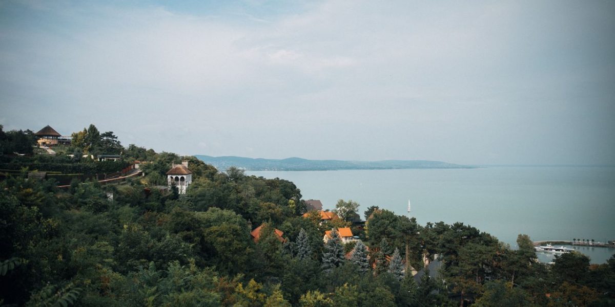 Balatoni ingatlanpiac: 18 százalékkal az országos árszint felett
