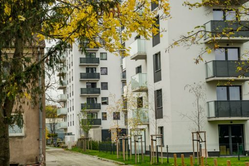 Lassan visszaáll a rend az ingatlanpiacon: 3 hónapja folyamatosan csökken a panelek ára